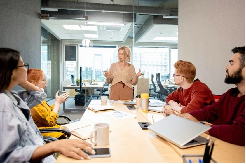 Eine Führungskraft leitet ein Meeting 